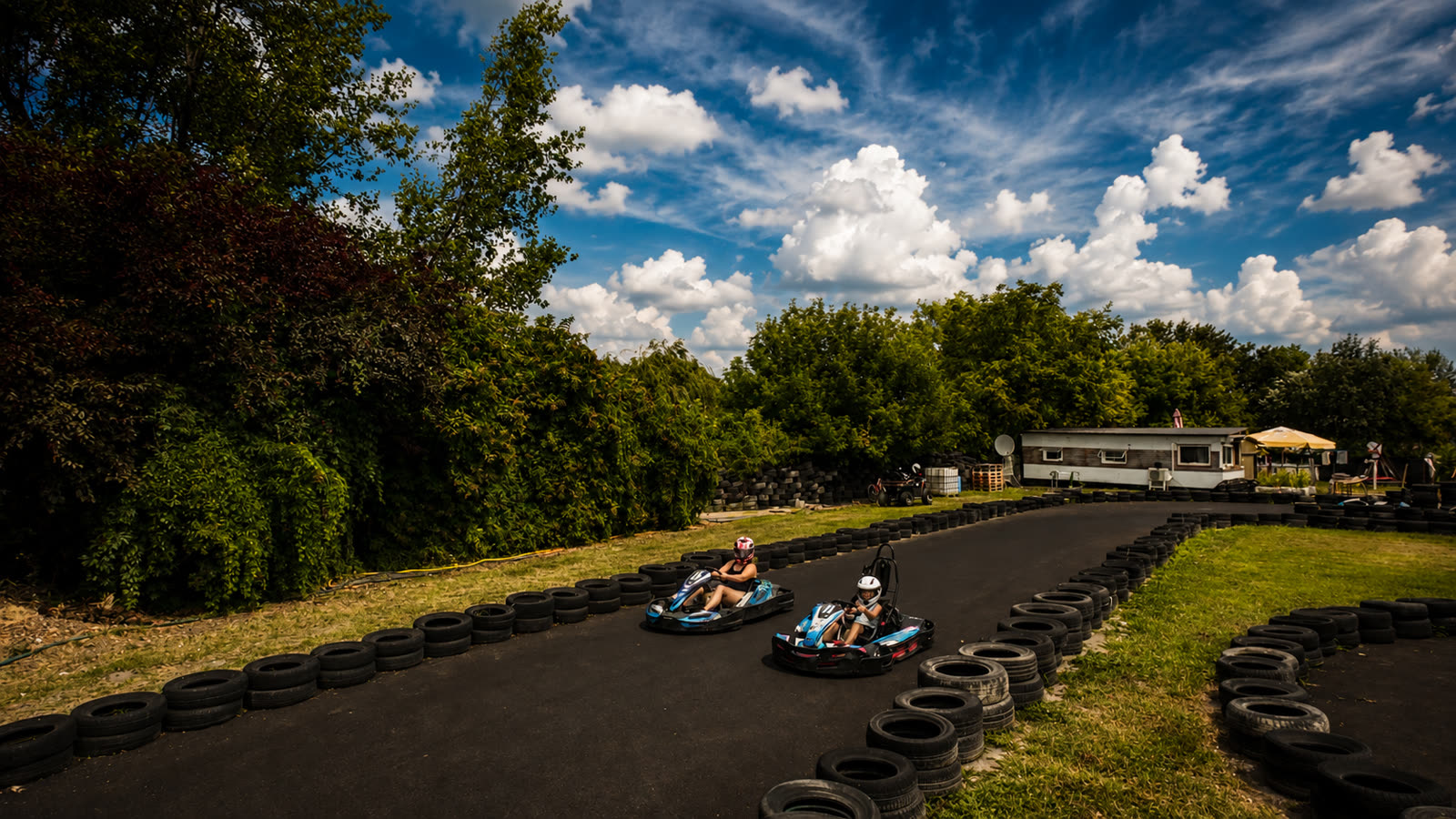 Versenyzők a Balatonfenyvesi Gokart Ring pályáján
